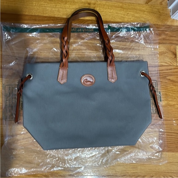 Dooney & Bourke
Nylon Shopper
Color:Grey/Tan Trim
Size:One Size - Picture 5 of 6